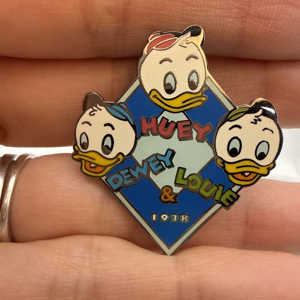 Disney Countdown to the Millennium Pin #43/101 Huey Dewey & Louie 1938 Fotoball